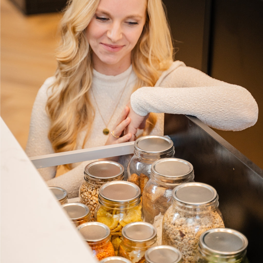 Frau beobachtet 4er-Pack Einmachglaser