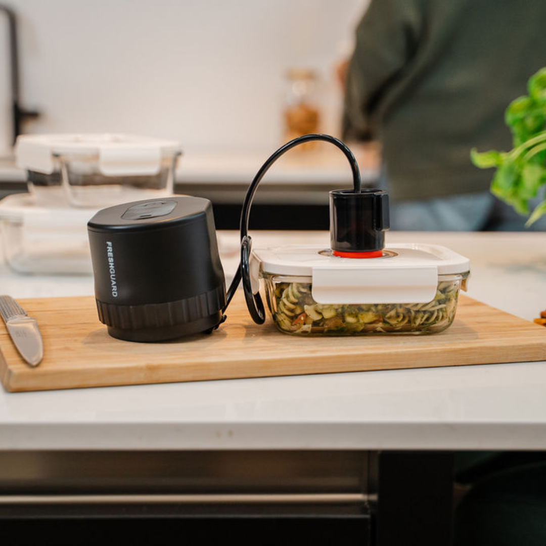 Vakuumierer versiegelt Glasdose mit Pasta im Küche